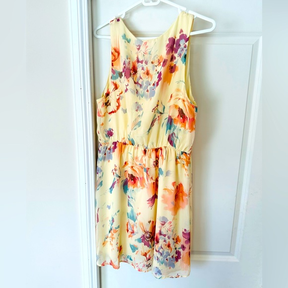 Absolutely beautiful short summer dress. Made by Everly - Picture 2 of 2